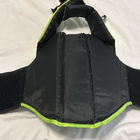 Size medium dog life jacket with shark fin - Picture 8 of 8